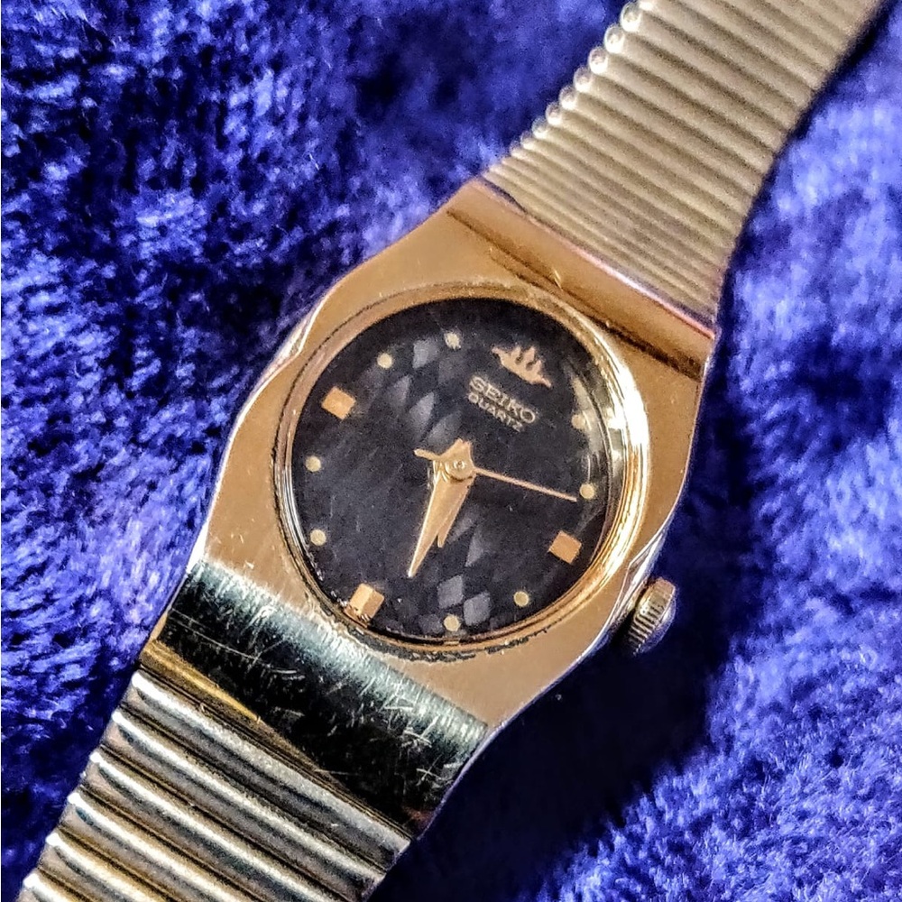 Seiko Lasalle vintage gold tone petite womens watch 
New battery fully working